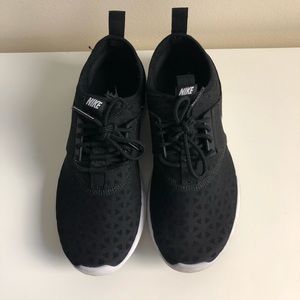 Women’s Black Nike Sneaker Size 6